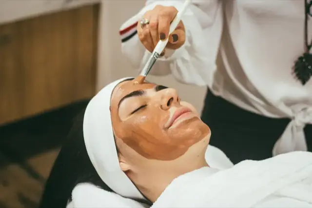 Aplicação de máscara facial durante cuidado de pele.